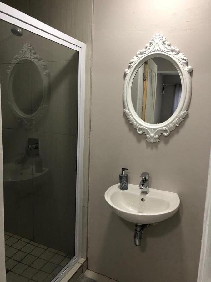 איסט לונדון Second Best Accommodation מראה חיצוני תמונה