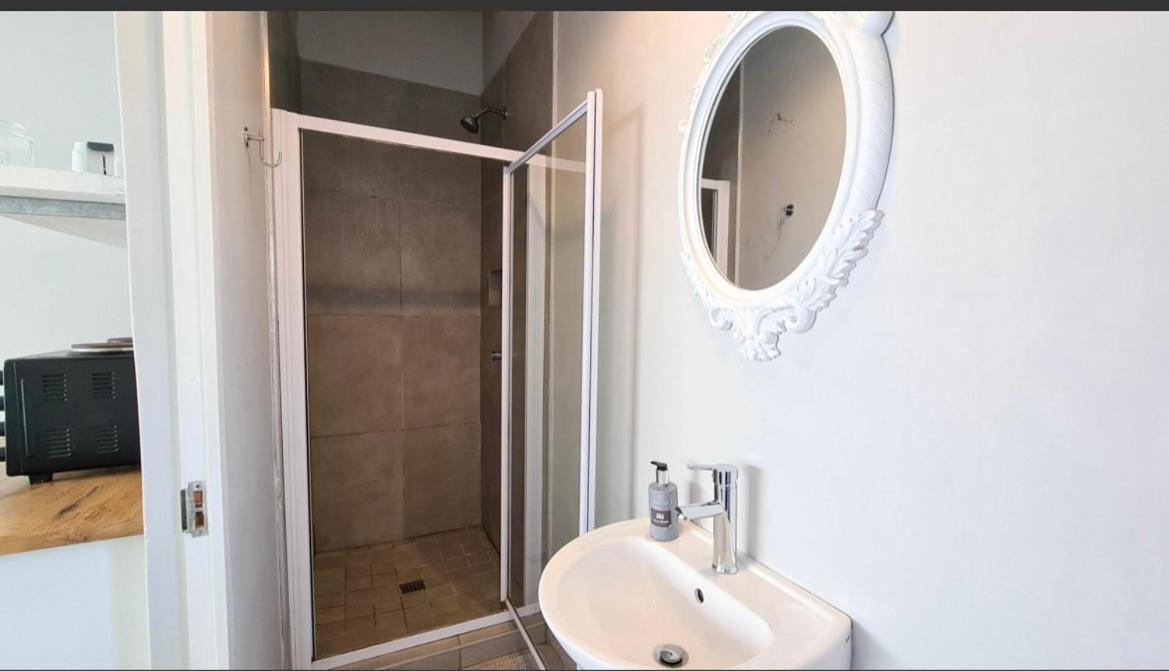 איסט לונדון Second Best Accommodation מראה חיצוני תמונה